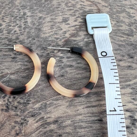 🍭6/$30 Acrylic Tortoiseshell Small Hoop Post Earrings - Picture 6 of 7